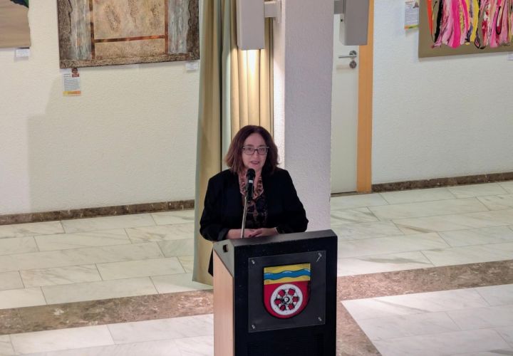 Vera Stein von der "Palette Frankfurt" begrüßte im Namen der Künstlervereinigung die zur Vernissage am Mittwochabend erschienenen Gäste.