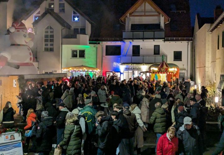 Der große, aufblasbare Schneemann stand in diesem Jahr nicht am Lindeneck, sondern auf dem Platz vor dem Obsthof an der Kirche.