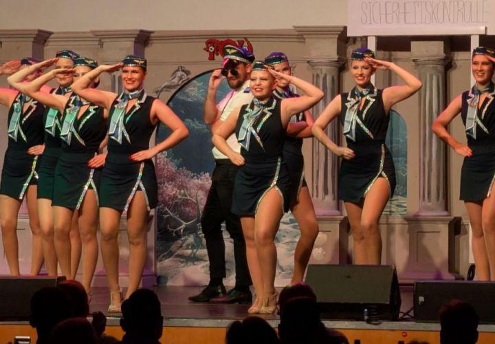 Flug Richtung Süden: Die Showtanzgruppe „Cassiopeia“ schickte ihr Ensemble als Flugbegleiterinnen über die Bühne.