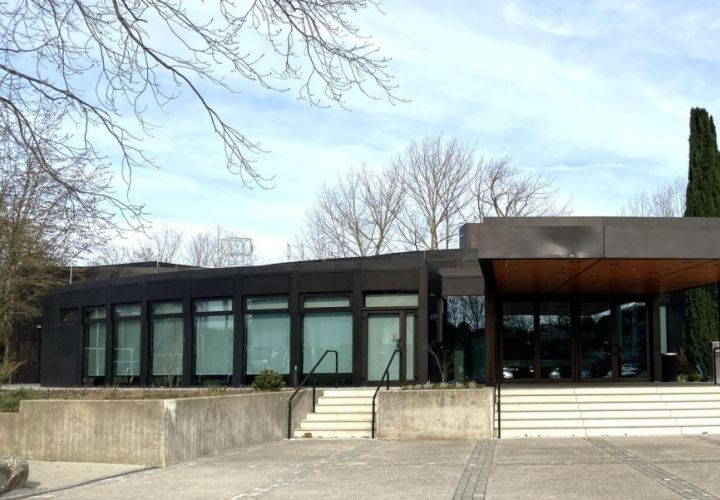 Die Hattersheimer Hattersheim wird nun doch nicht ausgelagert. Vermarktet werden soll sie aber trotzdem, man rechnet auf diesem Wege mit 300.000 Euro Mieteinnahmen.