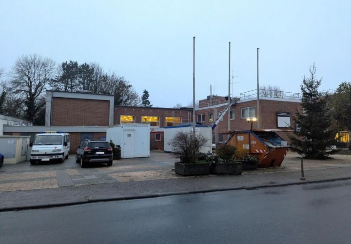 Der Vorplatz vor der Kleinen Schwarzbachhalle wird aktuell unter anderem von den ausführenden Sanierungsfirmen in Anspruch genommen.