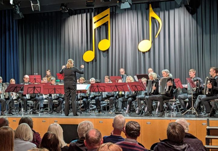 Das Jubiläumsorchester unter der Leitung von Birgit Heyne bot einen kraftvollen, facettenreichen Klangkörper zum 70. Jubiläum der Akkordeonfreunde.