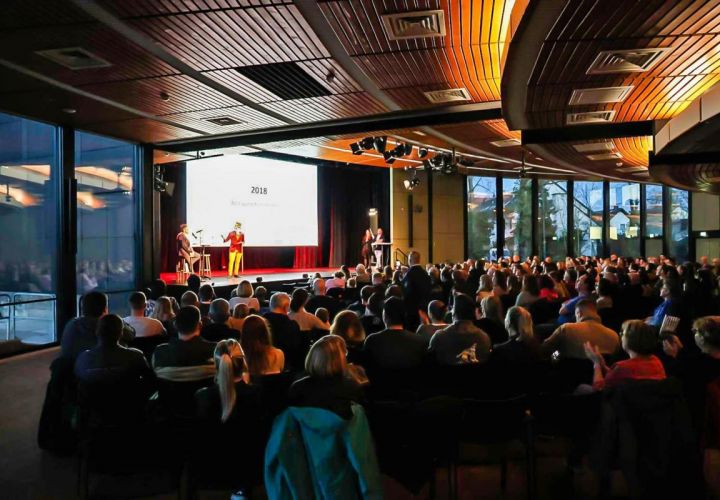Große Premiere in der Stadthalle vor 300 Zuschauerinnen und Zuschauern.