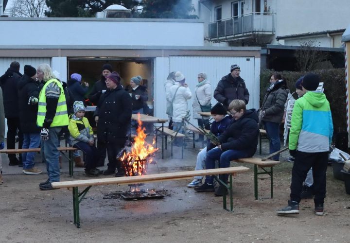 Der Tannenbaum-Weitwurf ist mehr als ein Wettkampf. In einer Zeit, in der nicht allzu viel passiert in Weilbach, bringt er die Menschen an einem Nachmittag zusammen, gar mit etwas Lagerfeuer-Romantik.