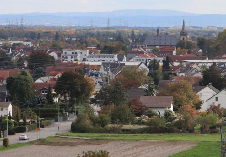 Alle Flörsheimer Gebäude gehören jemandem und stehen auf einem Grundstück, für dessen Überlassung die Stadt gerne regelmäßig ein paar Euro einnehmen würde. Die Erträge aus der Grundsteuer B sind zwar nicht der wichtigste Einnahmeposten, aber der, mit dem die Stadt die Einnahmesituation in diesem Jahr am besten steuern kann.