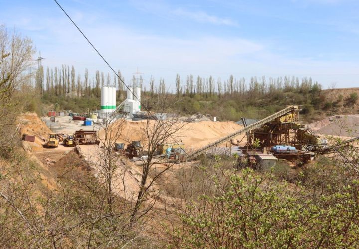 Der Kiesabbau in der Weilbacher Gemarkung ist Geschichte, was bliebt ist eine rund sechs Hektar große Senke im Boden, die in den kommenden zwölf Jahren aufgefüllt und zu einer ökologisch wertvollen Hügellandschaft umgebaut wird, die vor dem Besuch von Menschen weitgehend geschützt sein wird.