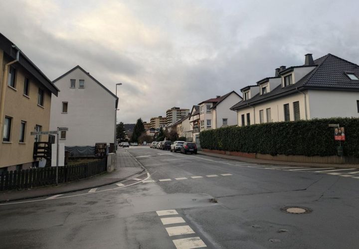 In diesem Jahr soll der Gehweg in der Lindenstraße zwischen der Königsberger Straße und der Richard-Wagner-Straße erneuert werden.