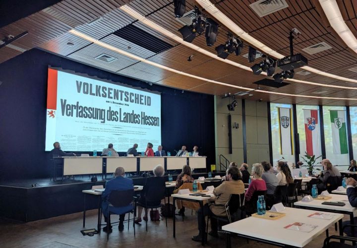 Foto: mpk
Die Feierstunde in der Stadthalle zum 80-jährigen Geburtstag des Landes Hessen begann mit einer Filmvorführung.